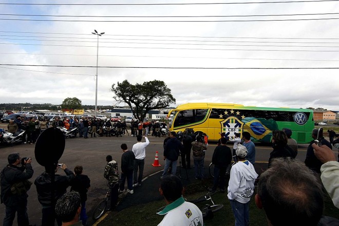 Vidro fumê - A frustração em não ver os jogadores foi tanta, que sobrou até para o ônibus. Tudo porque nem da janela do veículo a torcida pôde ver os jogadores.