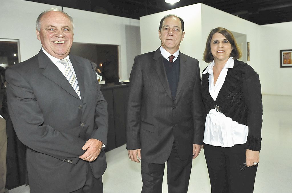 Sucesso de responsabilidade social e ambiental - Aconteceu em Curitiba, na última semana, no Expotrade, a Femade 2010, feira que reuniu cerca de 100 expositores, de 12 países, em torno da cadeia produtiva de madeira. Além da realização de negócios, a feira desenvolveu um projeto de neutralização e compensação de emissões de gás carbono, iniciativa inédita em evento do segmento. Como destaque, a feira teve ainda uma área dedicada à marcenaria, tendo sido os móveis produzidos durante o evento doados para a Associação Aldeia São José e Creche Anjo da Guarda, ambas em Campo Largo. Constantino Baümle, diretor da Hannover Fairs Sulamerica, e Maria Cristina Pieruccini, gerente da Femade 2010, receberam a visita de Eduardo Felipe Guidi, diretor da Ambiental Paraná Florestas e representante do governador Orlando Pessuti no evento |