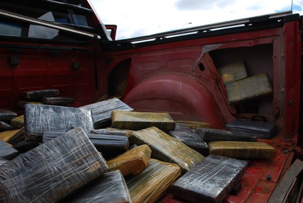 80 tabletes da droga, pesando 79 quilos, estavam escondidos no painel e nas laterais da carroceria de um veículo | Dirceu Portugal/Gazeta do Povo