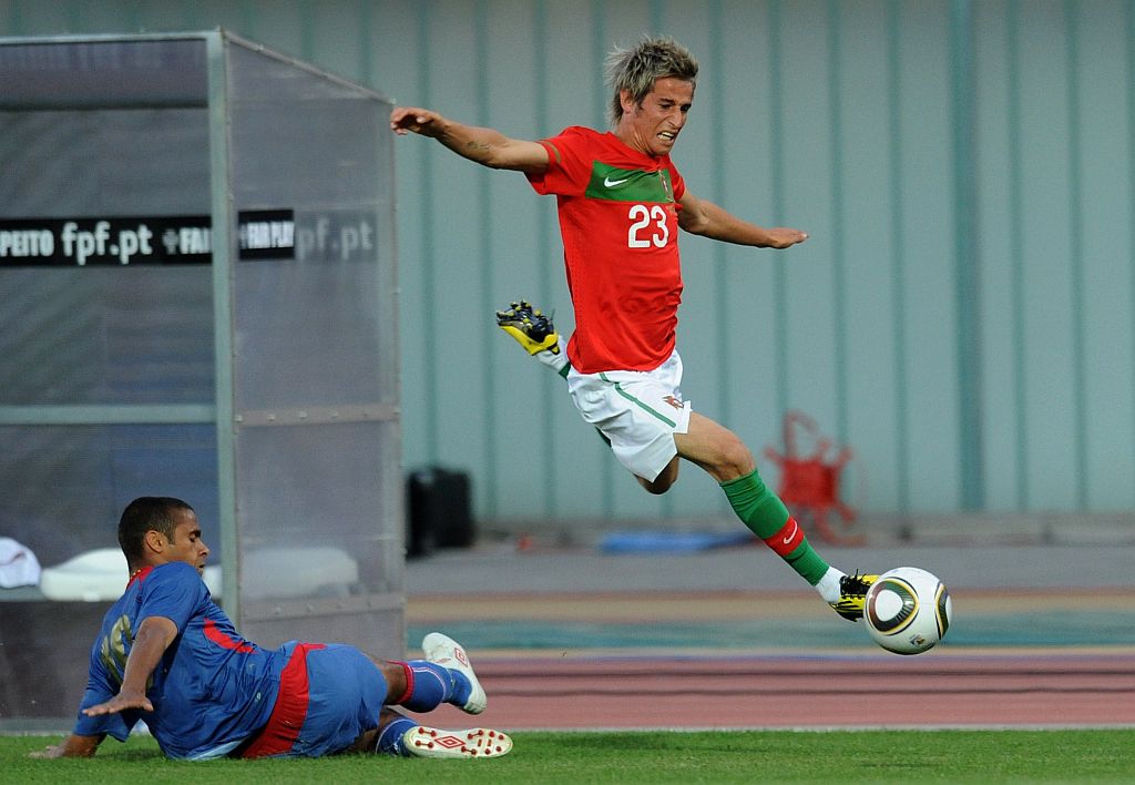 Coentrão (dir.) escapa de Ricardo Silva, da seleção de Cabo Verde | Francisco Legon/ AFP