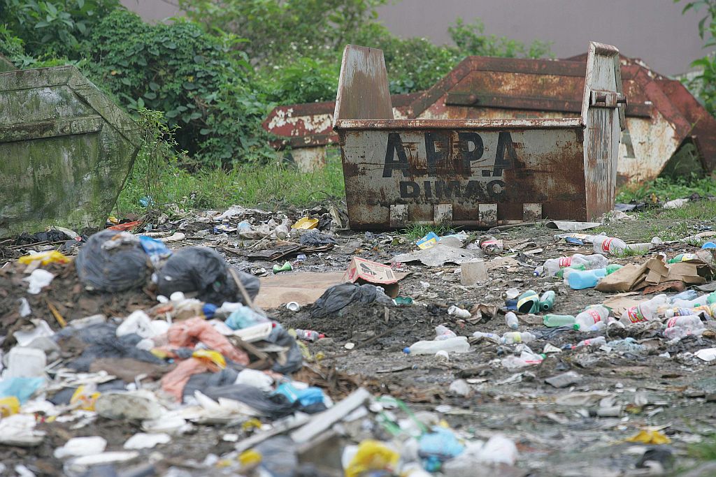 Risco ambiental: a Administração dos Portos retirou o lixo que estava nas caçambas, mas dejetos continuam espalhados pelo chão | Ivonaldo Alexandre/Gazeta do Povo