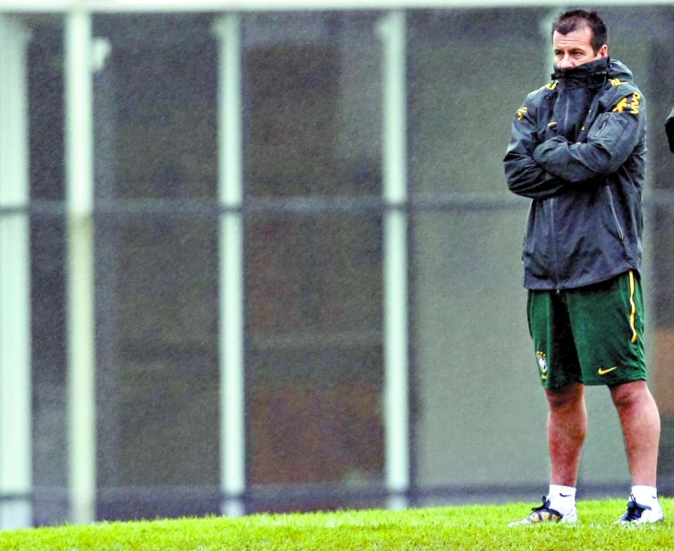 Dunga acompanhou parte do treino físico da seleção. Apenas amanhã deve ocorrer um trabalho com bola em Curitiba | Albari Rosa/ Gazeta do Povo