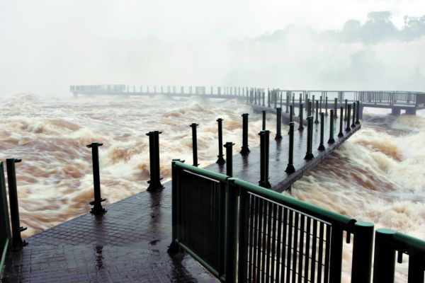 No auge da vazão, grades das passarelas foram retiradas | Cristian Rizzi / Gazeta do Povo