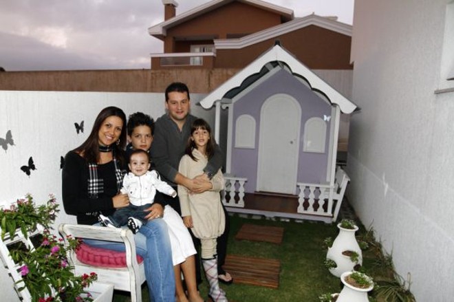 Marcos e Cintia Malaquias no jardim dos filhos João Gabriel (10 anos), Maria Julia (7) e Francisco (7 meses) |