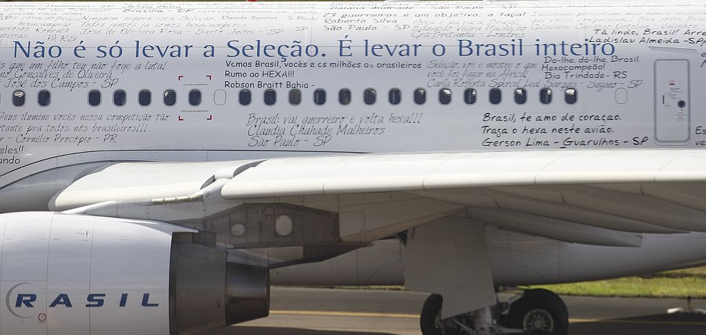 O avião fretado para a seleção brasileira e poucos jornalistas foi preparado com mensagens de incentivo. Depois da escala em Brasília, delegação rumou para a África do Sul | Jonathan Campos/ Gazeta do Povo