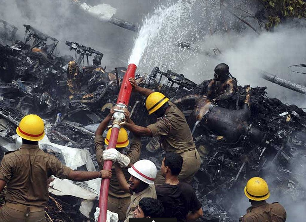 Bombeiros tentam controlar as chamas após acidente aéreo | Reuters