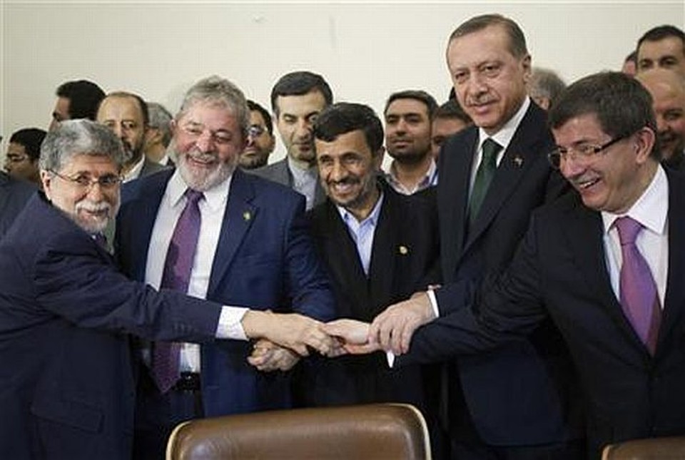 Líderes da Turquia e presidente Iraniano Mahmoud Amadinejad (centro) ao lado do chanceler brasileiro Celso Amorim (esquerda) e do Presidente Lula durante o anúncio do acordo nuclear | Reuters