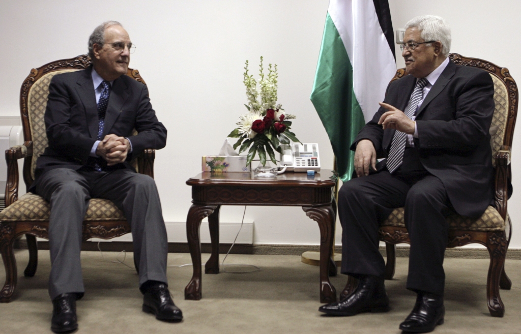 George Mitchell e Mahmoud Abbas: o emissário norte-americano será o intermediário entre israelenses e palestinos | Reuters