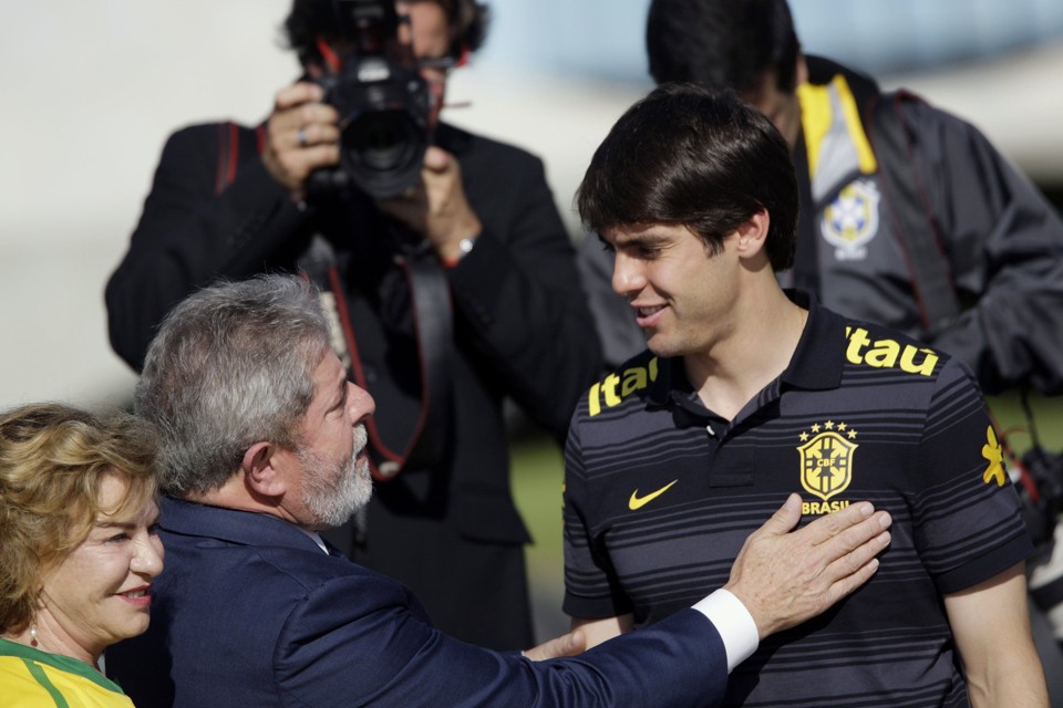 Dunga deseja sorte a Kaká | Ricardo Moraes / Reuters