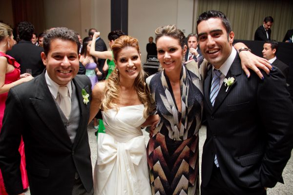 Os noivos Marcelo Cardoso e Michelly Salles com o casal Luize Altenhofen e Fredy Galiotto (à dir.) na badalada festa realizada sábado, no Nuvem de Coco. O vestido de Michelly levou a assinatura da jovem estilista Thayana Ribas. A festa, que se estendeu até as primeiras horas da manhã de segunda-feira, foi organizada por Marcos Soares | Naideron Jr.