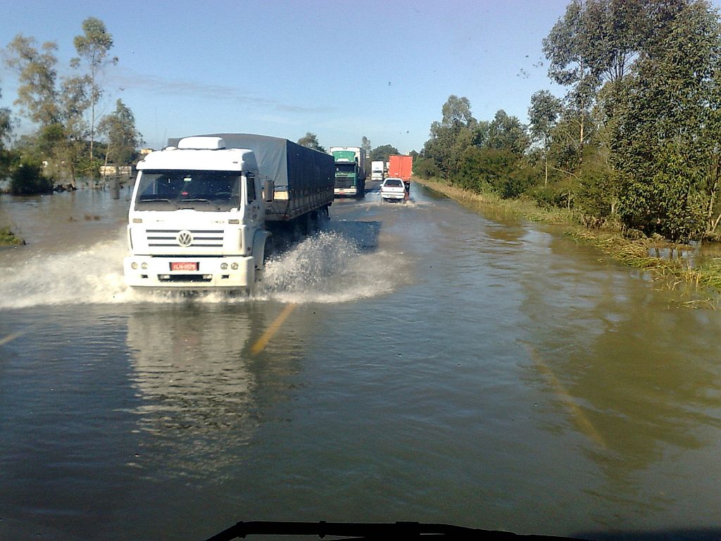 BR-101, no sul de Santa Catarina, foi liberada primeiro para caminhões, na manhã de ontem. No começo da tarde, como a lâmina de água baixou, carros menores também puderam passar | Maurício Vieira/Ag. RBS