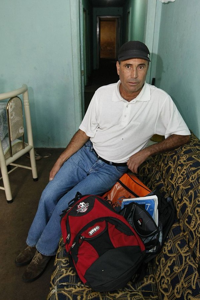 Milton usa o dinheiro que recebe para comprar material escolar para os filhos |