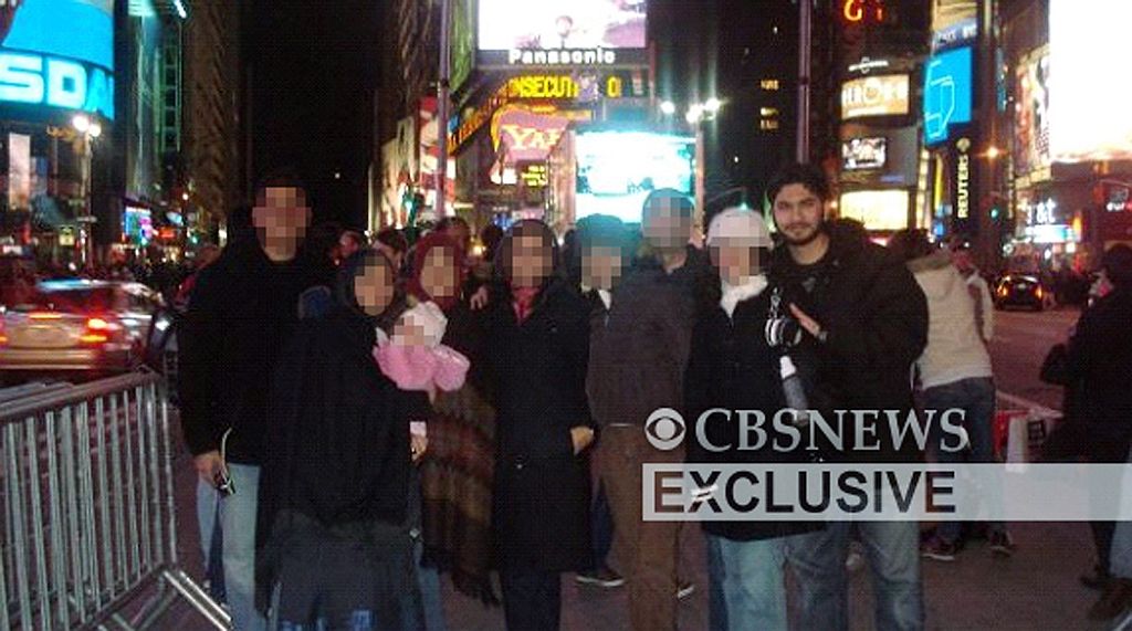 Imagem sem data definida mostra o suspeito do atentado frustrado, Faisal Shahzad (direita), com a esposa e amigos na Times Square | Reuters