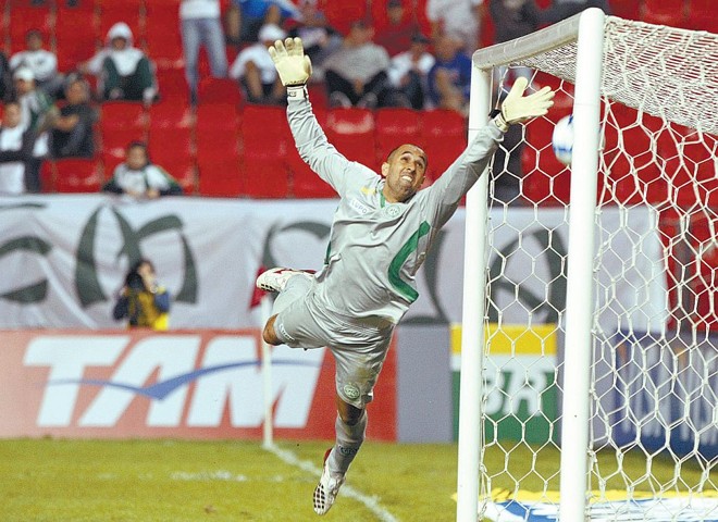 Precisão: o goleiro Douglas esticou-se todo, mas não conseguiu evitar o golaço de Netinho em cobrança de falta. Gol deu esperança à torcida, mas não significou vitória atleticana | 