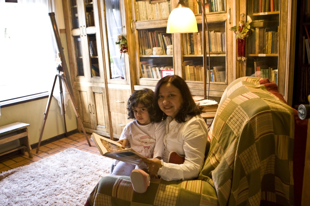 Rosana e a filha Thaís: biblioteca tem500 livros, entre clássicos infantis e raridades | Antônio Costa/Gazeta do Povo