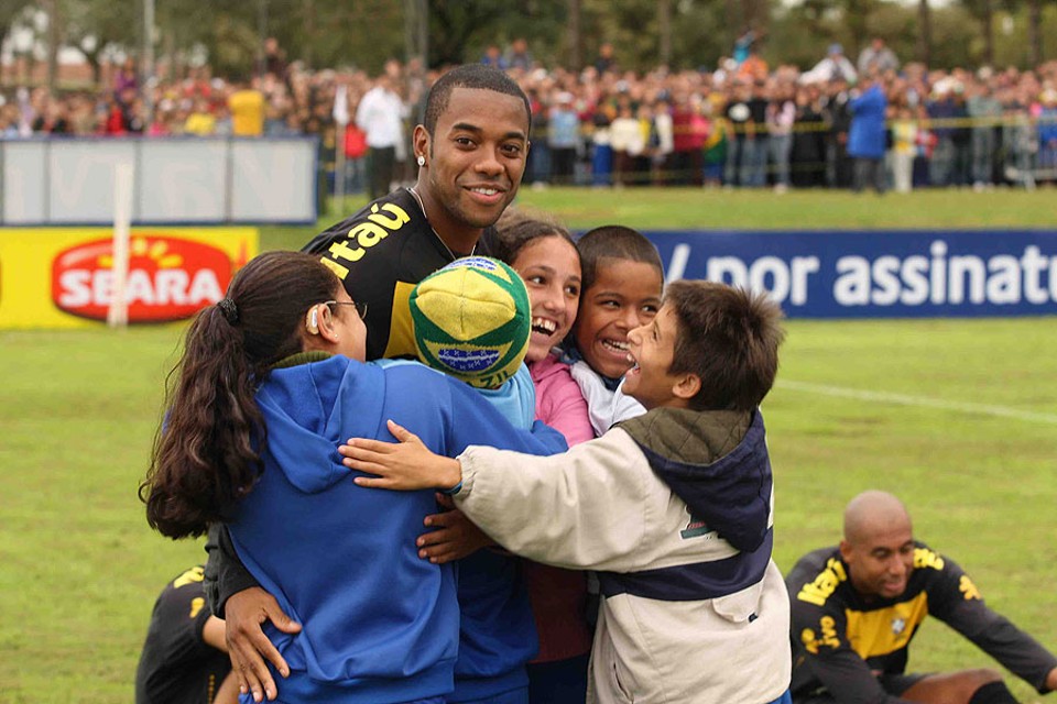 Robinho é envolvido pelos fãs | Divulgação / CBF