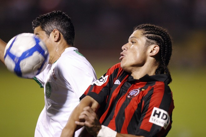 Márcio Azevedo disputa a bola no campo de ataque do Atlético | 