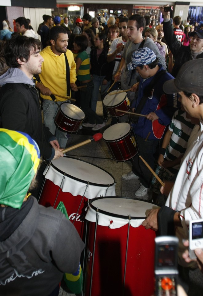 Torcida fez barulho e muita festa no embarque da seleção. Alunos da Puc-PR levaram instrumentos e muita alegria |