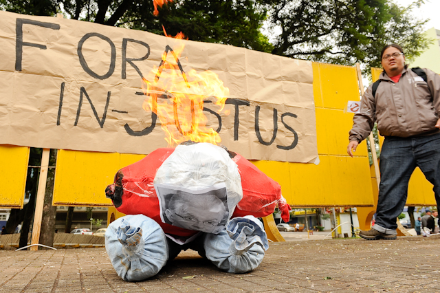 Em maio, estudantes de Maringá fizeram um protesto, queimando um boneco chamado "In-Justus", contra os escândalos que atingiram a Assembleia Legislativa | Fábio Dias/Gazeta Maringá