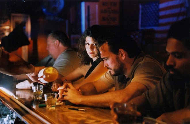 Marisa Tomei e Matt Dillon dividem o balcão no mais recente Factótum, do norueguês Bent Hamer |