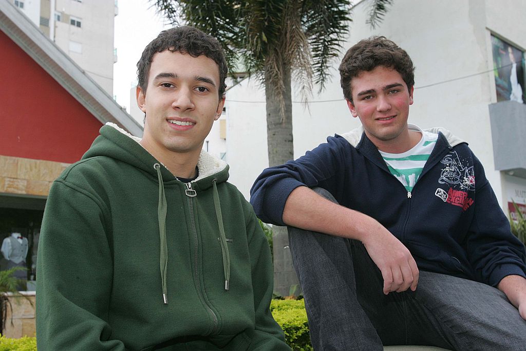 Os estudantes Lucas Moraes e Álvaro Baptista Neto: internet deixou jovens eleitores mais expostos a notícias sobre política | Ivonaldo Alexandre/ Gazeta do Povo
