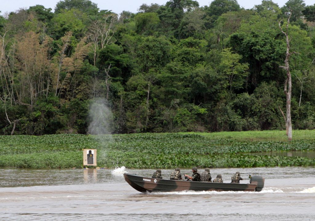 Militares durante a Operação Fronteira Sul 2, em 2008, quando 3,7 mil homens reforçaram a segurança no Lago de Itaipu e no Rio Paraná: projeto de lei garante presença das Forças Armadas nas fronteiras | Christian Rizzi/Gazeta do Povo