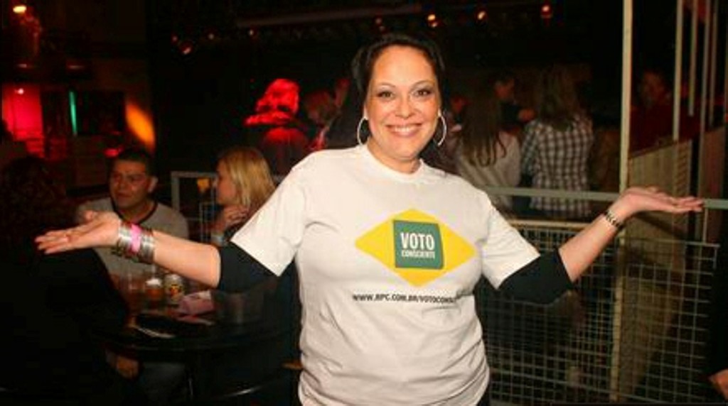 Carol Domingues abriu a apresentação vestida com a camiseta da campanha