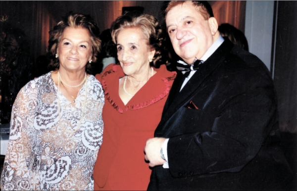 O colunista com Angelina de Moura Bueno (de vermelho) e Nira Francalacci França, respectivamente mãe e segunda mãe | Fotos Ricardo Garcia