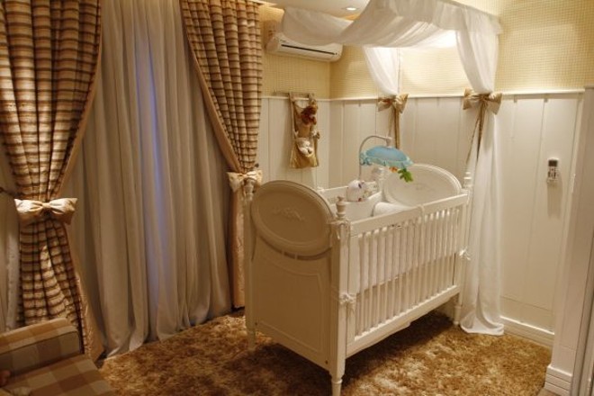 Quarto de Francisco tem lambris de madeira que facilitam a limpeza |