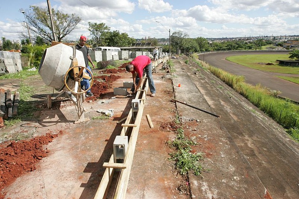 Esta imagem é do início de abril: mais de um mês depois, o muro não foi concluído | Gilberto Abelha / Jornal de Londrina