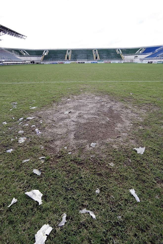 Denagem do gramado está longe da ideal | 