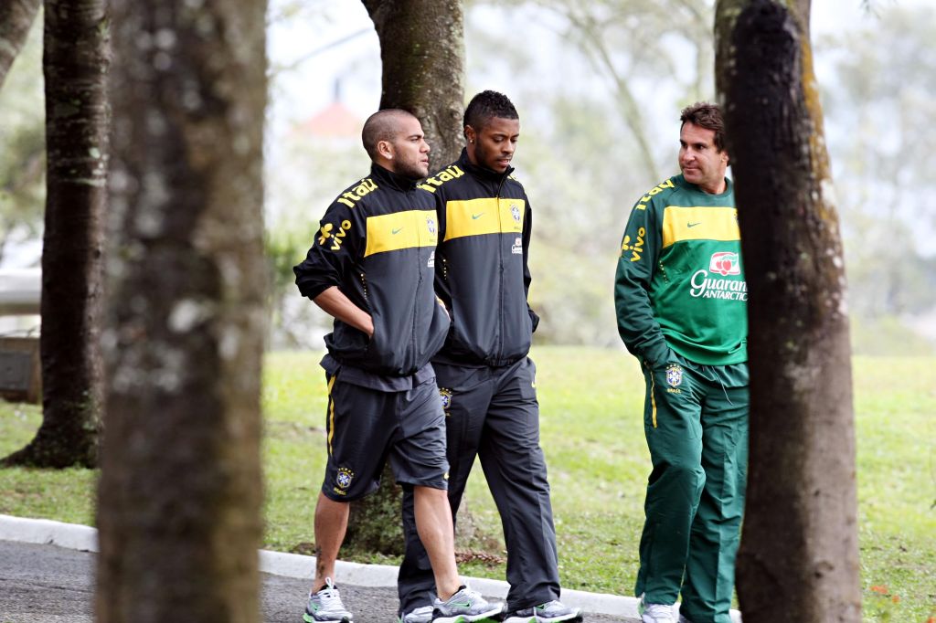 Os laterais Daniel Alves e Michel Bastos caminham no centro de treinamentos do Atlético. Dupla foi escolhida para dar entrevis ta ontem | Albari Rosa/Gazeta do Povo