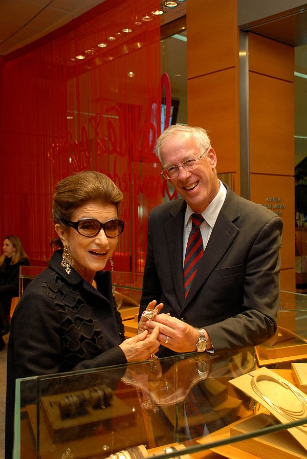 Costanza Pascolato e o embaixador da H. Stern, Christian Hallot, protagonizaram um badalado talk show na segunda-feira, na loja do Shopping Crystal. O tema da conversa da dupla com os convidados do evento foi Como usar joias com estilo, assunto que ela aborda em um dos capítulos de seu novo livro, Confidencial - Segredos de Moda, Estilo e Bem-viver | Marcos Campos