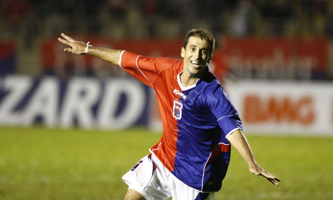 Wanderson comemora o segundo gol do Tricolor na Vila Capanema |