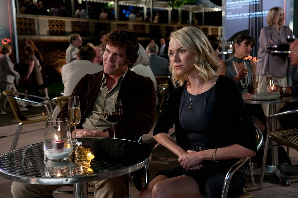 Em You Will Meet a Tall Dark Stranger, Sally (Naomi Watts) enfrenta dificuldades no casamento com seu marido, Roy (Josh Brolin) | Fotos: Divulgação