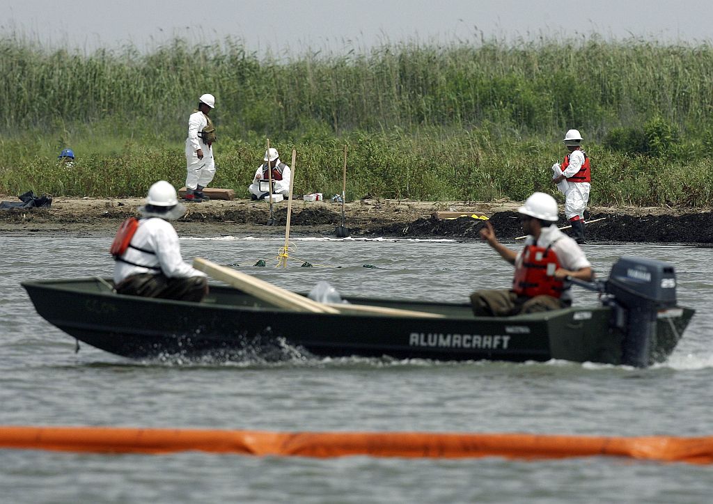Empresa britânica ainda nao conseguiu conter o vazamento de óleo no Golfo do México. Estados Unidos tentam evitar que o petróleo chegue à costa | Reuters