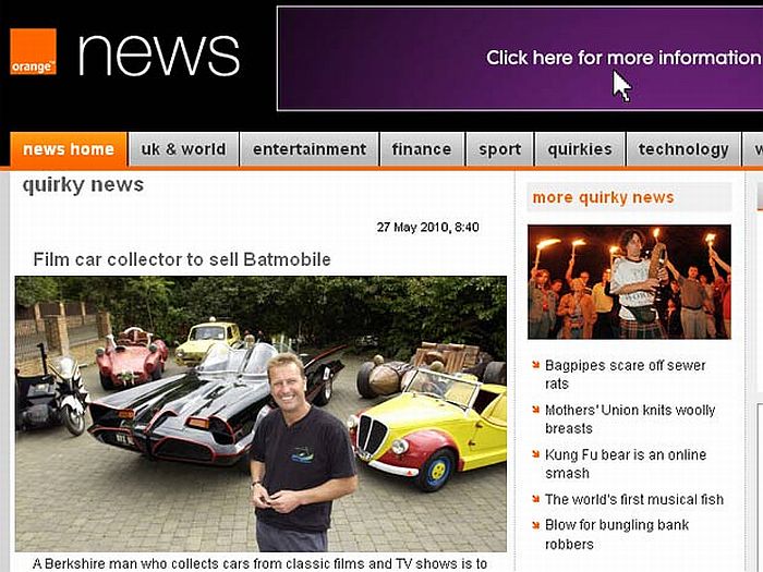 Mark Perkins exibe sua coleção de carros. Ao fundo, o batmóvel que está à venda | Reprodução/Orange News