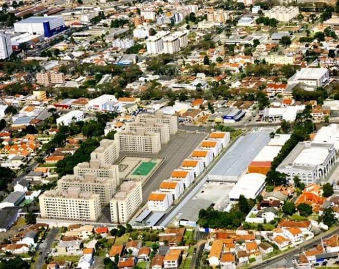 Perspectiva do empreendimento Castel Di Bettega, da MRV: oito torres e uma praça central com área de lazer arborizada |