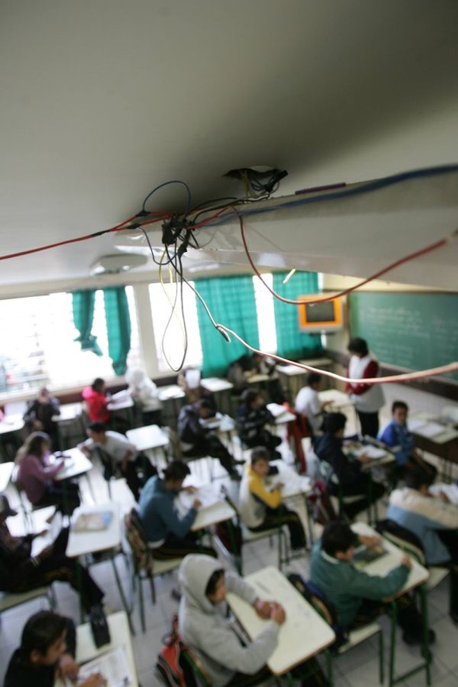 Fiação elétrica exposta: mesmo o bloco construído recentemente tem problemas |