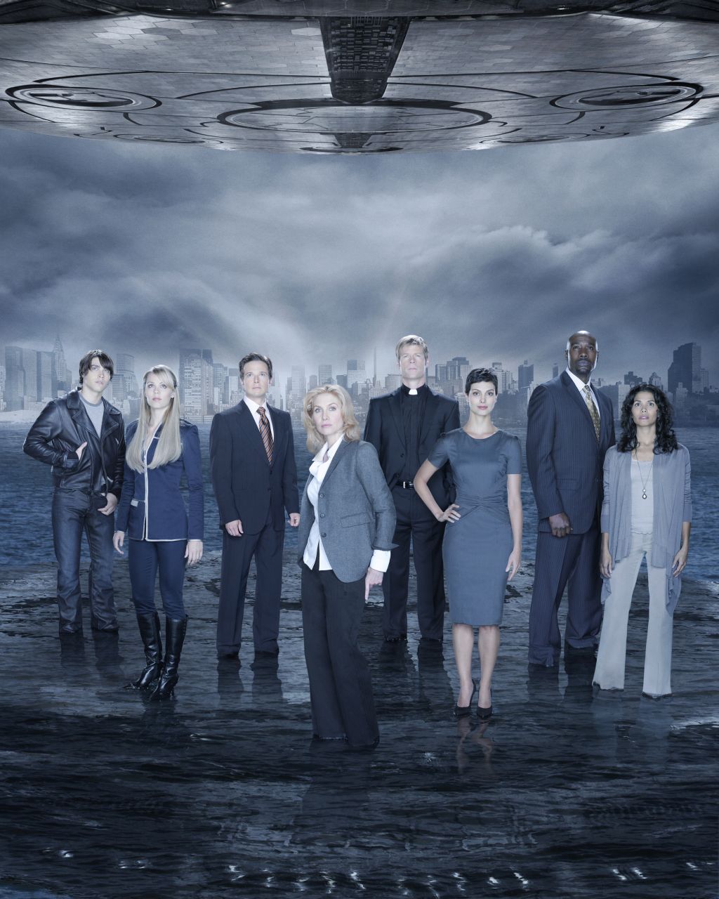 V: carioca Morena Baccarin (terceira da dir. à esq.) interpreta a rainha Anna, no seriado de ficção científica | Divulgação