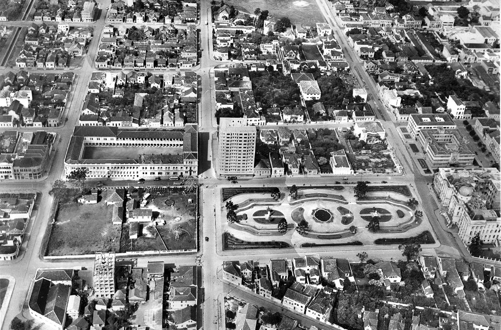 A Nostalgia deste domingo apresenta apenas duas fotografias. Abaixo, temos a Praça Santos Andrade em vista aérea. O nome é em homenagem ao promotor, industrial ervateiro e político José Pereira dos Santos Andrade, que foi deputado federal, senador e governou o Paraná de 1896 a 1900, ano em que faleceu, com a idade de 52 anos. Foto de 1946 |