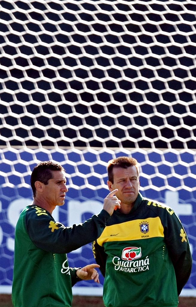 Jorginho e Dunga conversam durante atividade da seleção em Johannesburgo | Albari Rosa/Gazeta do Povo enviado especial