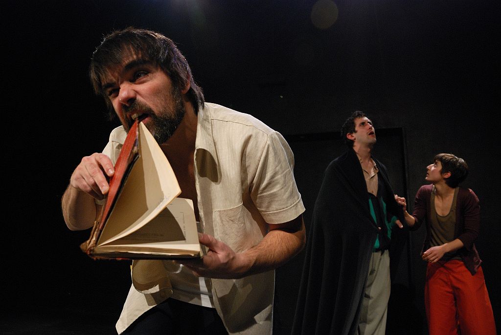 Os portugueses da Cia. Chapitô encenam os ardis de A Tempestade, de William Shakespeare, em tom clownesco | Luana Navarro/Divulgação