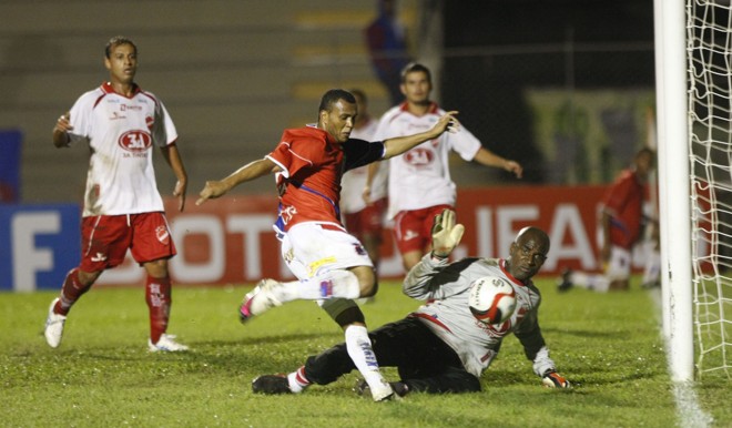 Max impede tentativa de Jefferson; goleiro não conseguiu evitar derrota do Vila Nova | 
