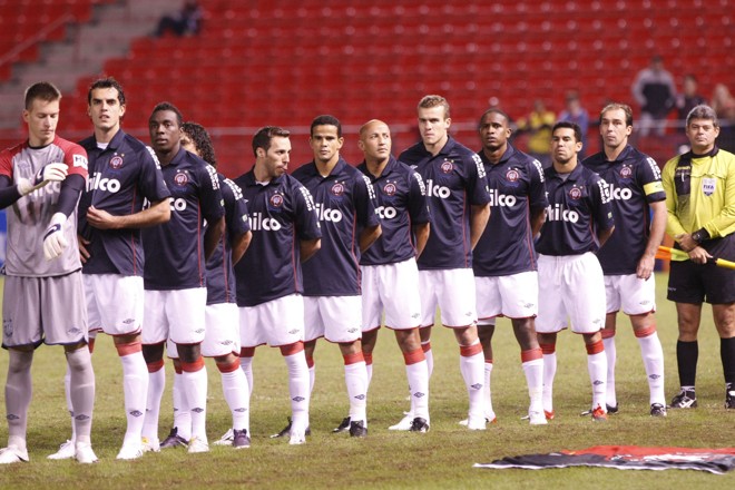 Para a seleção: Atlético de camisa azul (quase preta) em homenagem ao time de Dunga que já está na África do Sul para a disputa da Copa do Mundo | 