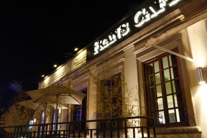 Frans Café: iluminação no ambiente externo |