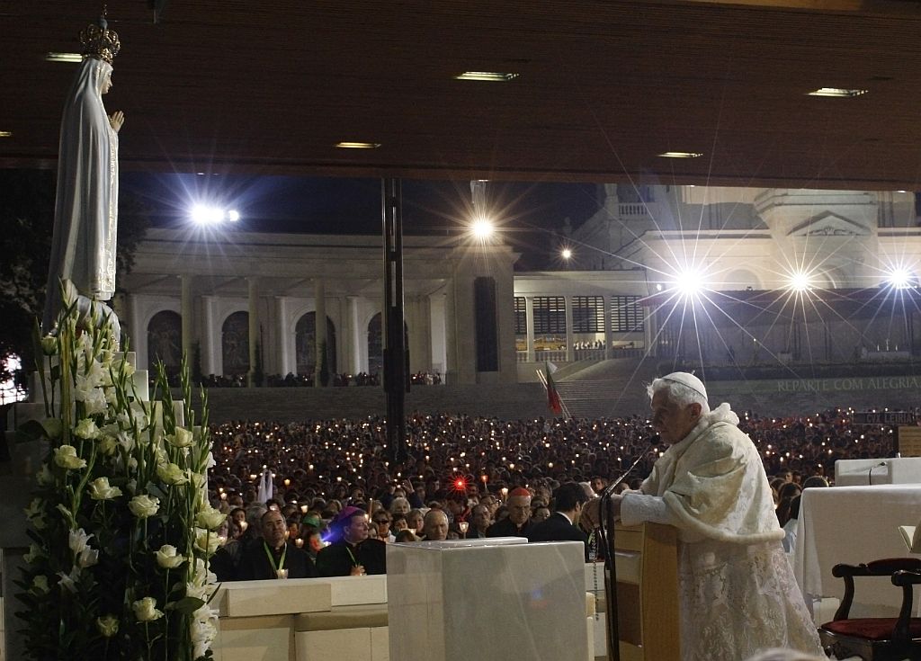 Papa Bento XVI durante celebração no Santuário de Fátima, em Portugal | Reuters