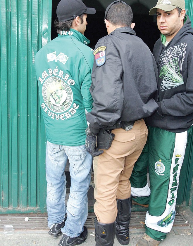 Vínculo quebrado -O Coritiba conseguiu quebrar no sábado um importante vínculo com a Império Alvi­­verde, pivô da quebradeira na última rodada do Brasileiro 2009. A organizada deixou a sede que tinha em um anexo ao Estádio Couto Pereira  após receber uma ação de despejo movida pelo clube. Houve um certo estresse na entrega das chaves, pois a torcida não queria imprensa no local, porém  segundo o departamento de comuni­­cação alviverde  tudo correu bem no fim. A diretoria coxa-branca também já declarou que irá cobrar perdas e danos da Império, mesmo sabendo que ela não tem patrimônio para bancar o prejuízo que teria provocado aos cofres do clube com a perda de 10 mandos de campo | 
