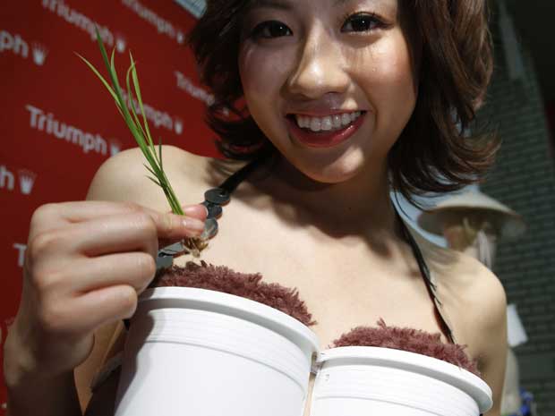 Acessório quer conscientizar mulheres sobre importância da agricultura. | Reuters