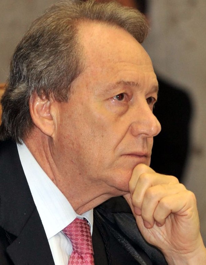 Rapidez garantida -O presidente do TSE, Ricardo Lewandowski (foto), assegurou que a definição pela Justiça Eleitoral a respeito da validade do projeto da Ficha Limpa sairá o mais rápido possível, antes de 5 de julho, prazo para registro das candidaturas. A polêmica em torno da lei surgiu depois da aprovação da emenda do senador Francisco Dornelles (PP-RJ), que trocou a expressão que